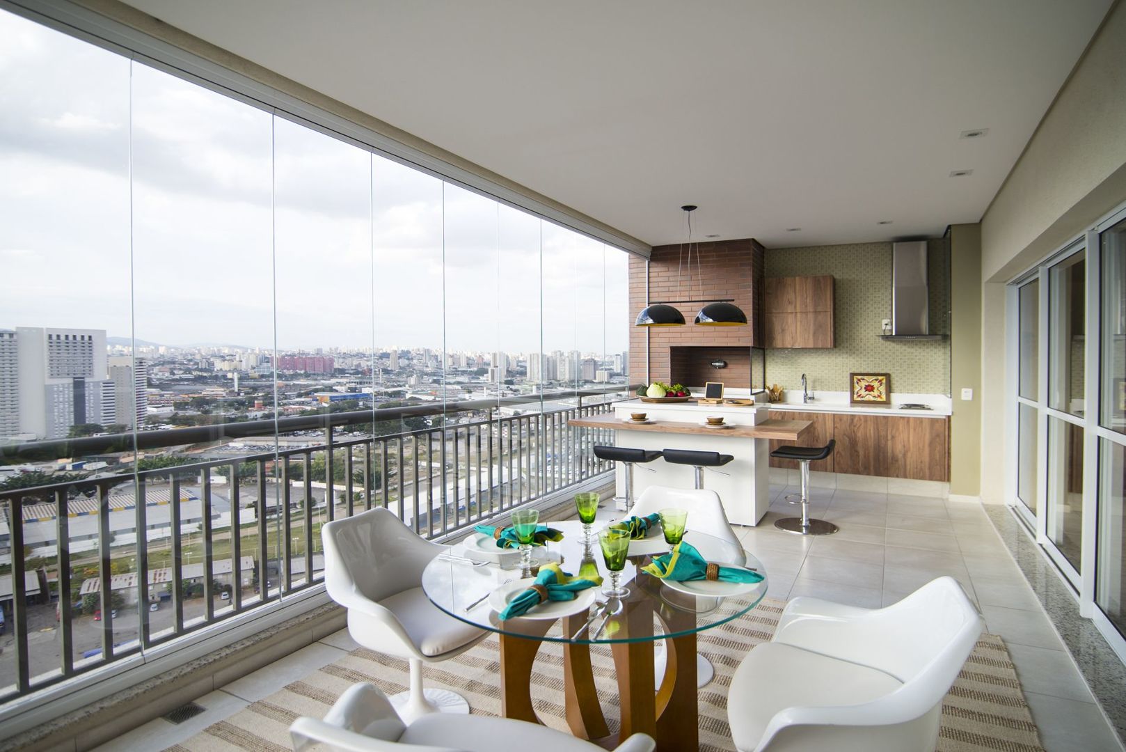 dicas para decorar varanda com cortina de vidro