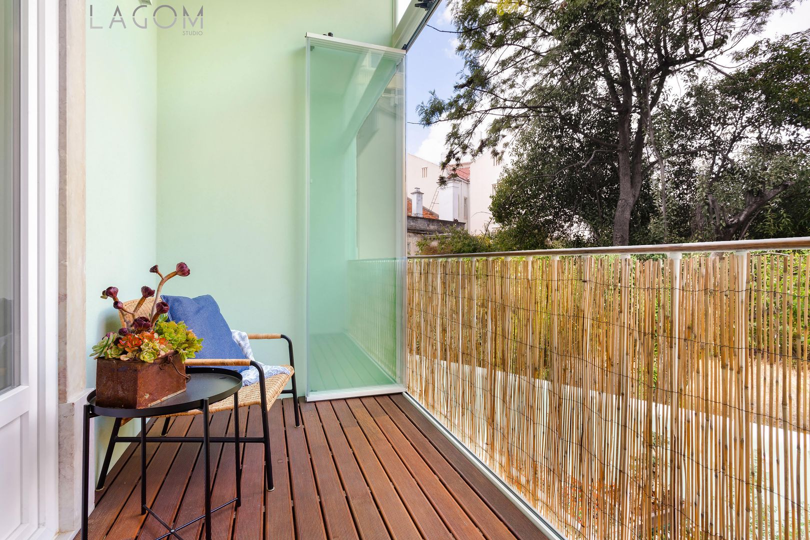 Home office na varanda: como criar um espaço produtivo com luz natural