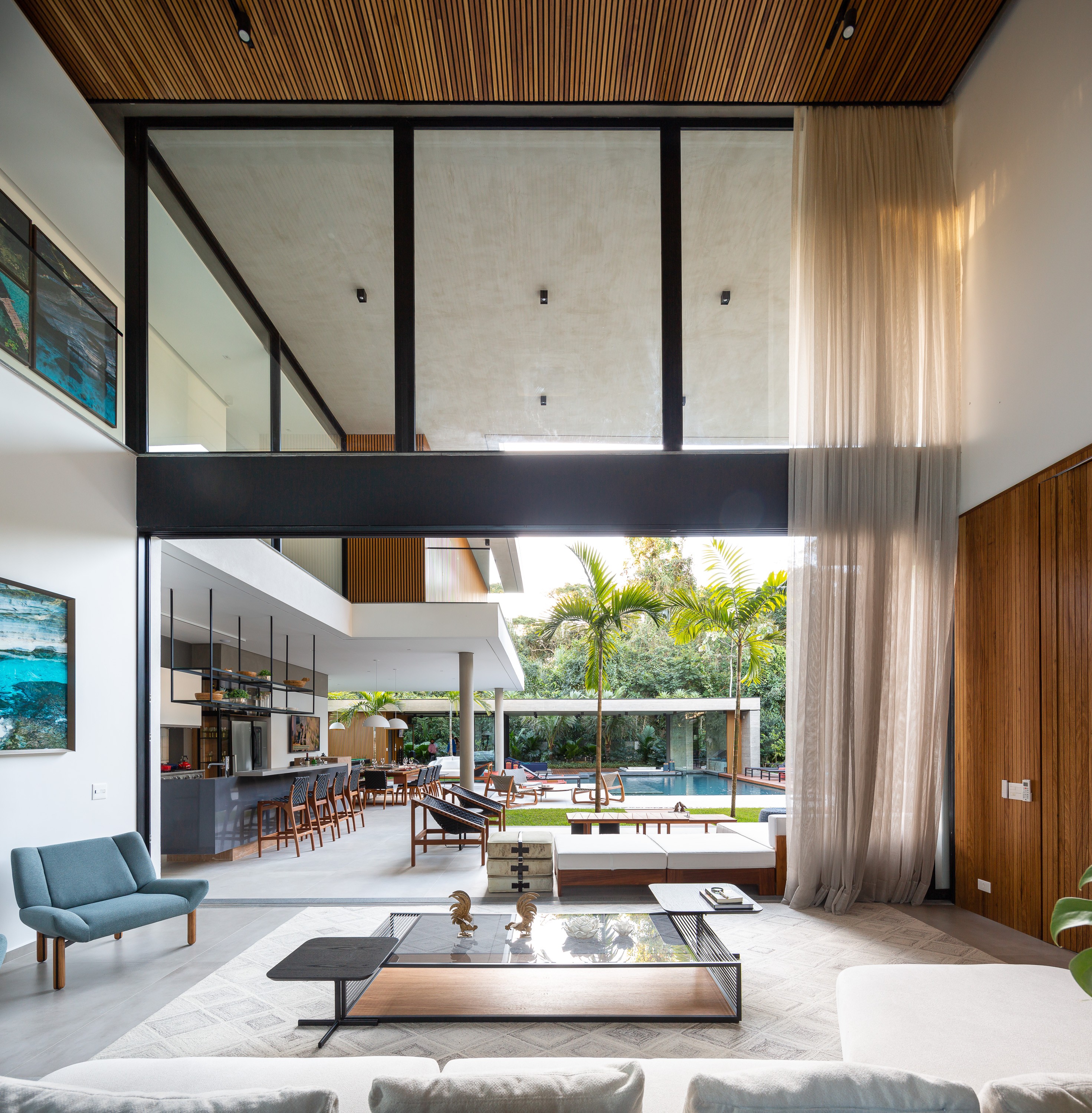 Varanda pequena com cortina de vidro: 7 dicas para otimizar cada centímetro