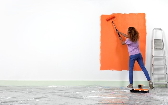 dicas para economizar em reformas pequenas pintando sozinho