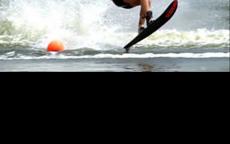 Onde praticar esqui aquático: represas vs. mar