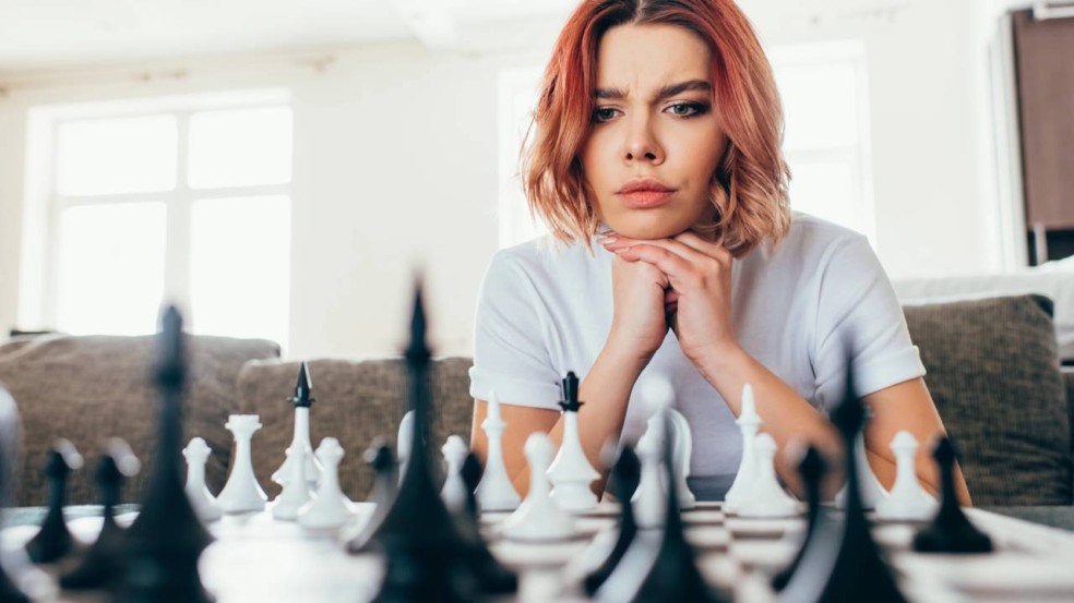 5 ideias de títulos:
1. Os 4 Pilares Essenciais da Abertura no Xadrez para Iniciantes
2. Domine a Tática: Puzzles e Visualização para Vencer no Xadrez
3. A Psicologia do Xadrez: Como Lidar com Derrotas e Desenvolver Resiliência
4. Finais de Jogo Cruciais: O Que Todo Iniciante Precisa Saber
5. Guia Completo: Do Zero ao Jogador Competente de Xadrez