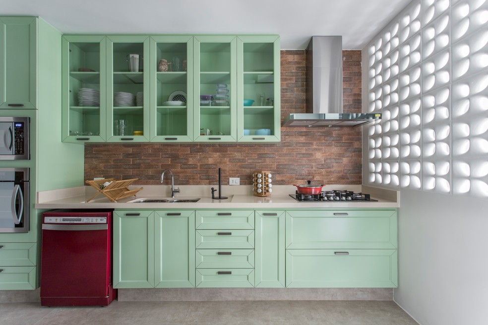 5 ideias de títulos:
1. Transforme seu Armário de Pia: Dicas Essenciais de Organização
2. Adeus Bagunça: Como Organizar o Espaço Sob a Pia da Cozinha
3. Organização Inteligente: Maximizando o Armário Debaixo da Pia
4. Soluções Criativas para Organizar o Armário Úmido da Pia
5. Do Caos à Ordem: Guia Completo para Organizar Debaixo da Pia