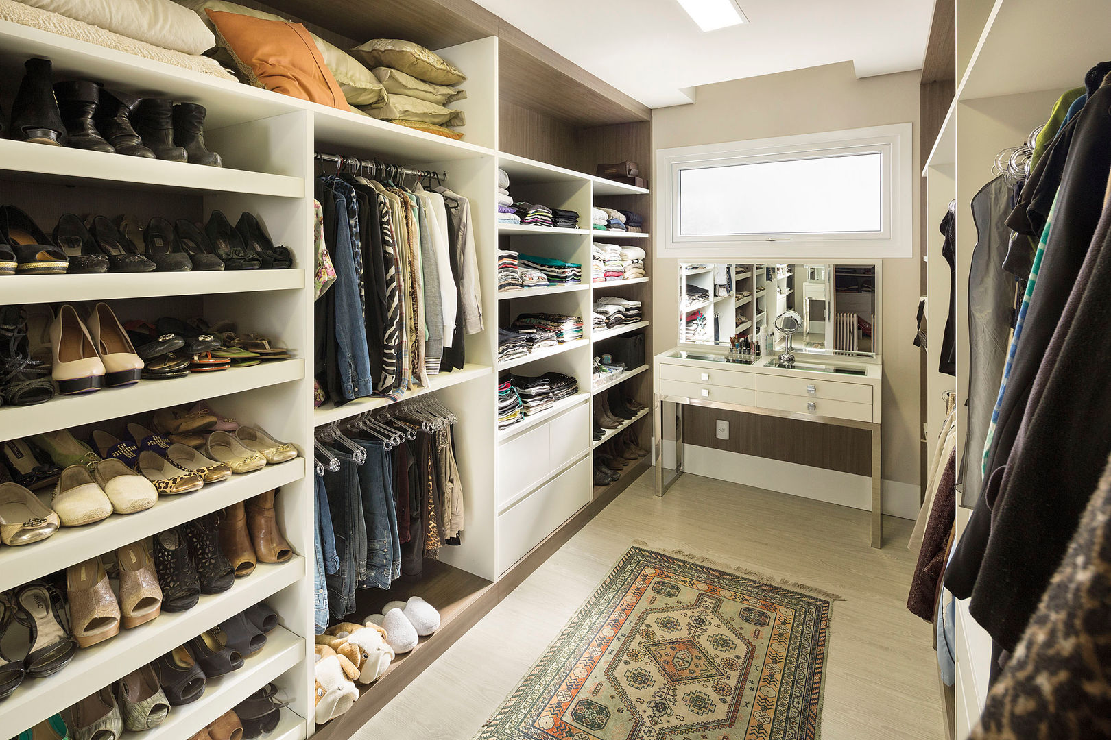 A importância da padronização de cabides para um closet organizado