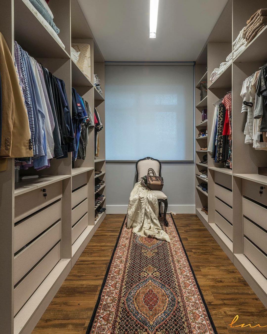 A importância da padronização de cabides para um closet organizado