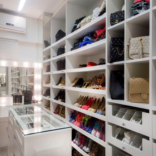 5 ideias de títulos:
1. Closet Pequeno: 7 Truques Geniais para Organizar Seus Sapatos
2. Sapateira Inteligente: Maximizando Espaço em Guarda-Roupas Compactos
3. Adeus Bagunça: Soluções Criativas para Organizar Sapatos em Espaços Limitados
4. Organização de Calçados: Dicas Essenciais para Conservar e Otimizar seu Closet
5. Do Chão ao Teto: Como Organizar Sapatos em Qualquer Espaço Pequeno
