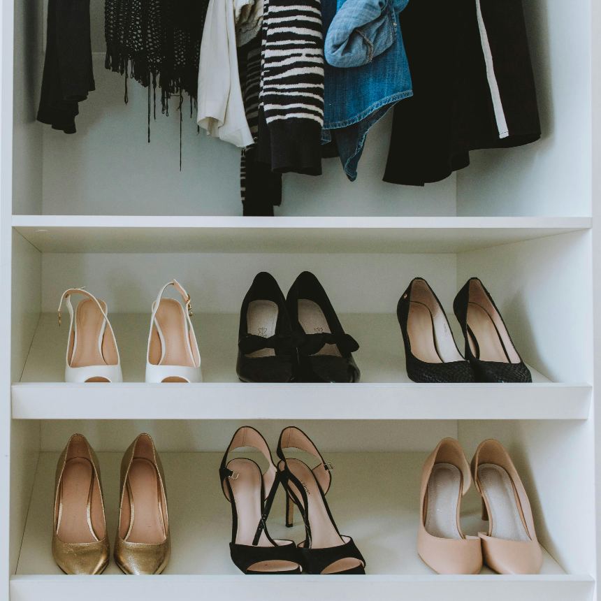 dicas para organizar sapatos no closet pequeno