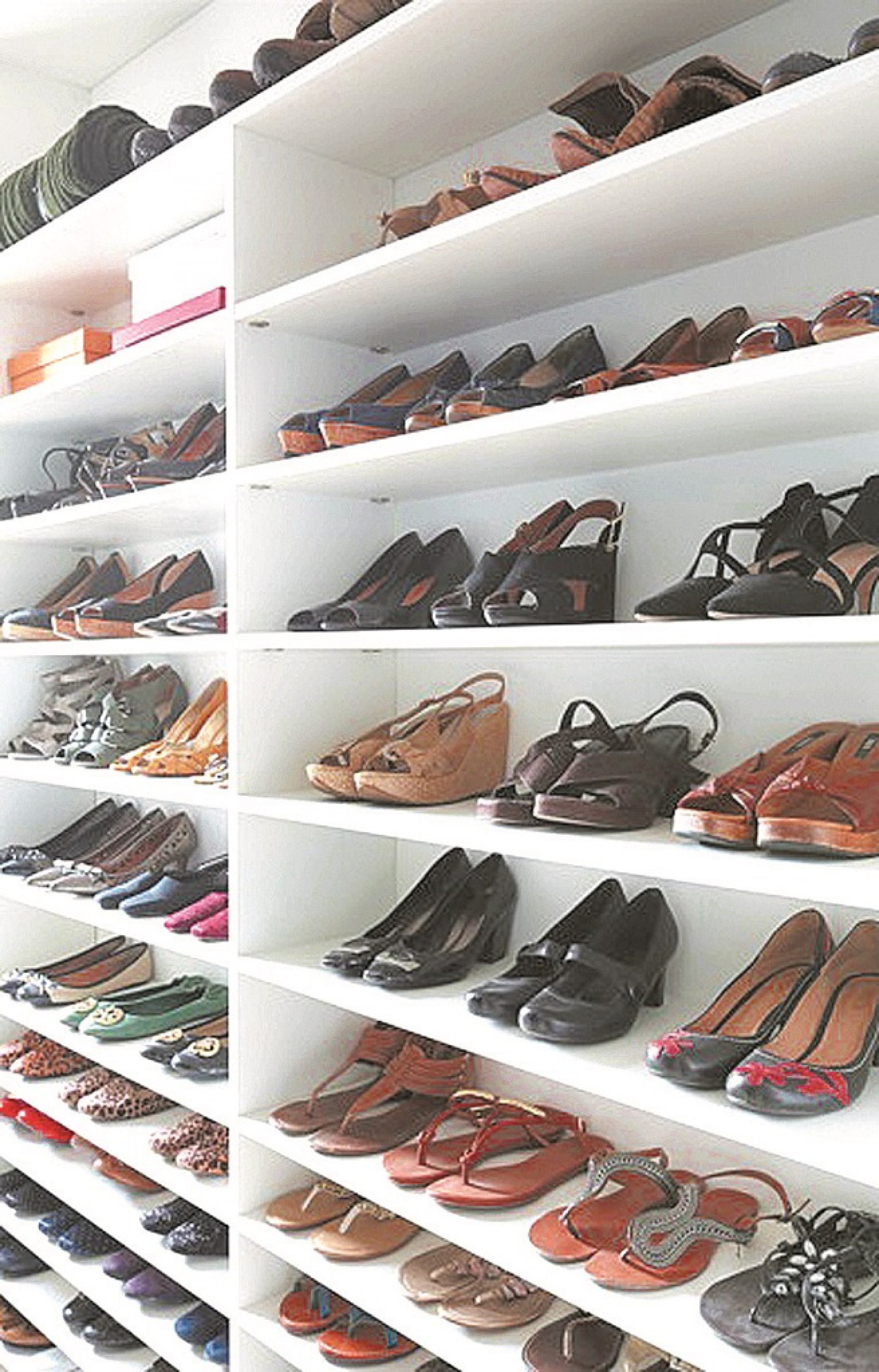 5 ideias de títulos:
1. Closet Pequeno: 7 Truques Geniais para Organizar Seus Sapatos
2. Sapateira Inteligente: Maximizando Espaço em Guarda-Roupas Compactos
3. Adeus Bagunça: Soluções Criativas para Organizar Sapatos em Espaços Limitados
4. Organização de Calçados: Dicas Essenciais para Conservar e Otimizar seu Closet
5. Do Chão ao Teto: Como Organizar Sapatos em Qualquer Espaço Pequeno