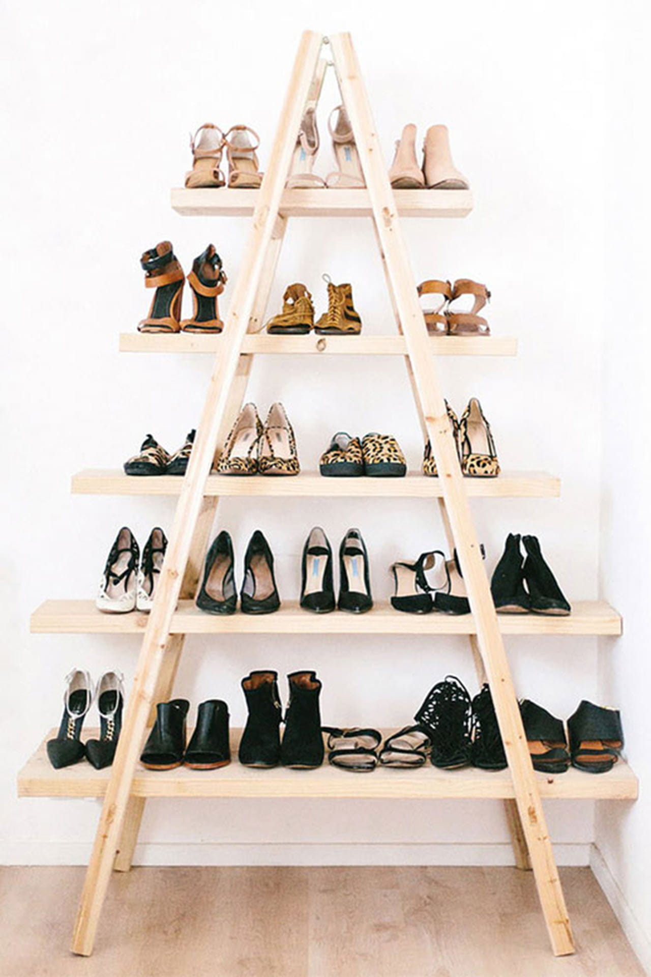 5 ideias de títulos:
1. Closet Pequeno: 7 Truques Geniais para Organizar Seus Sapatos
2. Sapateira Inteligente: Maximizando Espaço em Guarda-Roupas Compactos
3. Adeus Bagunça: Soluções Criativas para Organizar Sapatos em Espaços Limitados
4. Organização de Calçados: Dicas Essenciais para Conservar e Otimizar seu Closet
5. Do Chão ao Teto: Como Organizar Sapatos em Qualquer Espaço Pequeno