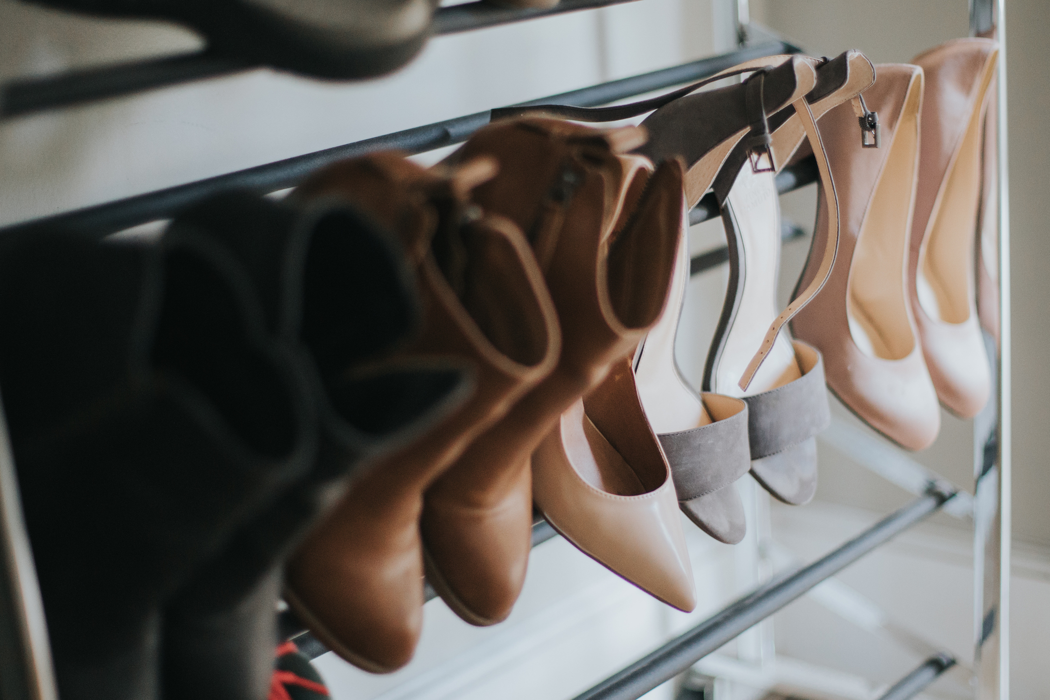 dicas para organizar sapatos no closet pequeno
