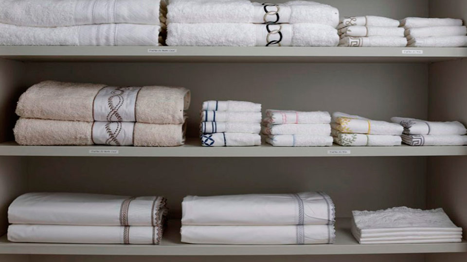 Móveis e Suportes Essenciais para Organizar Toalhas no Banheiro