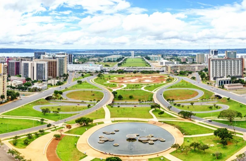 5 ideias de títulos:
1. Descubra a Arquitetura das Embaixadas em Brasília: Um Guia Completo
2. Roteiro Arquitetônico pelo Setor de Embaixadas Sul de Brasília
3. Como Visitar as Embaixadas de Brasília: Dicas e Informações
4. As Embaixadas Mais Icônicas de Brasília: Um Passeio pela Arquitetura Internacional
5. Brasília: Um Museu a Céu Aberto de Arquitetura Diplomática