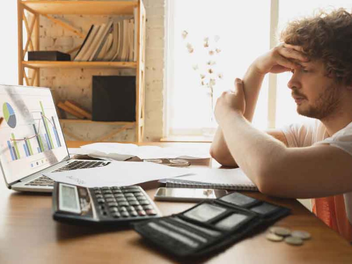 erros financeiros comuns que impedem de enriquecer