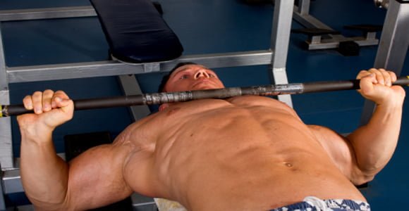 Supino com Pegada Fechada: Técnica e Benefícios