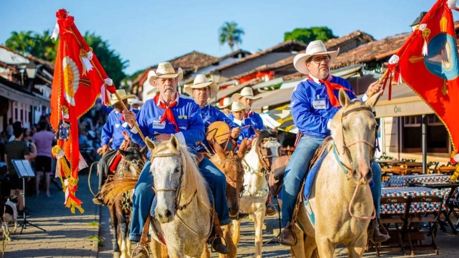 As Cavalhadas de Pirenópolis: 200 Anos de Tradição em 2026
