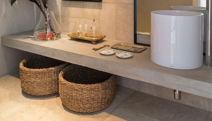 5 maneiras criativas de usar cestos de vime na sala de estar