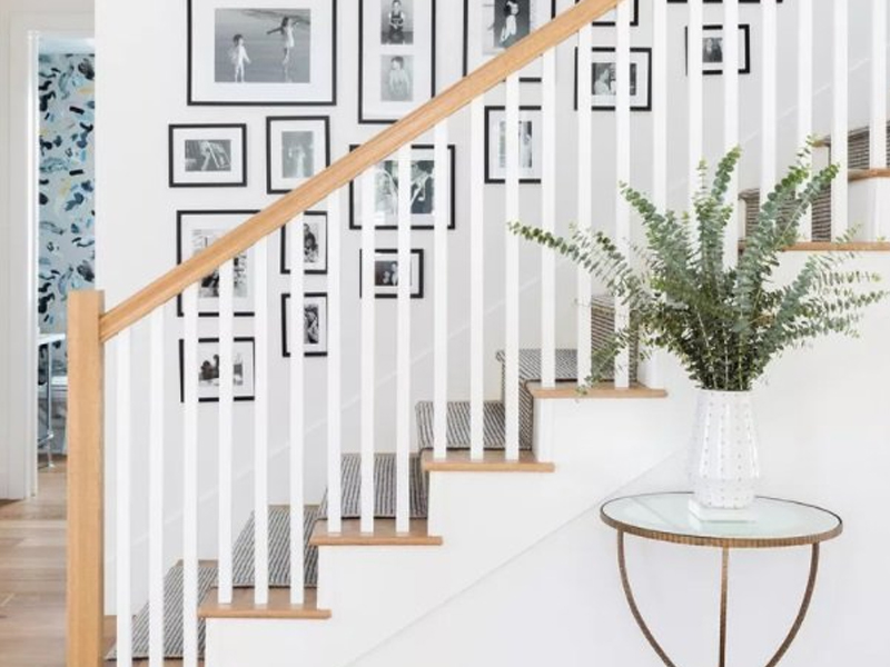 Iluminação Certa para Valorizar Quadros na Escada