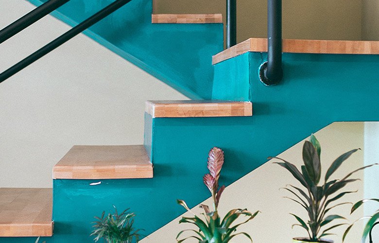 ideias de decoração com quadros na escada