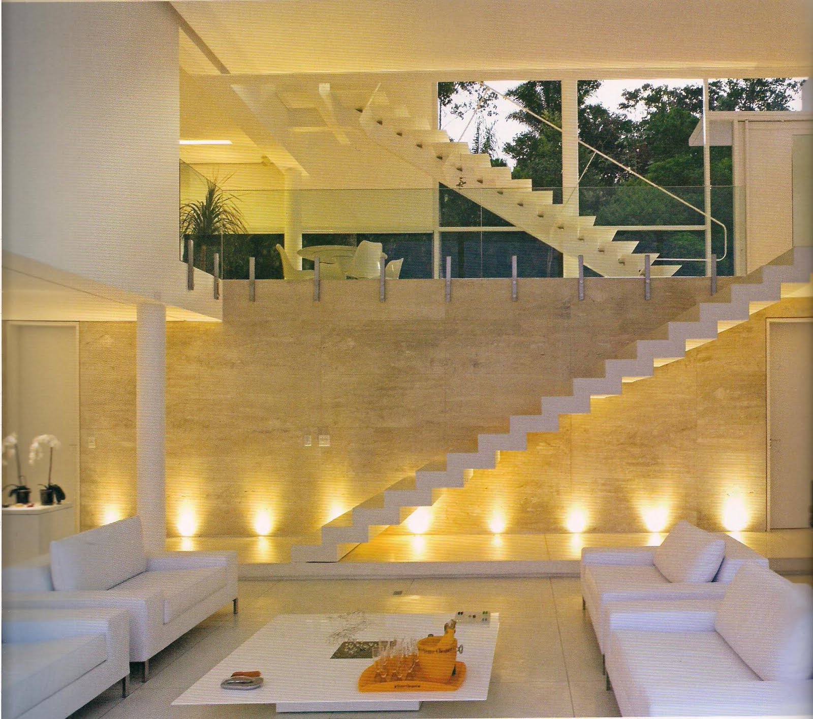 Iluminação Certa para Valorizar Quadros na Escada