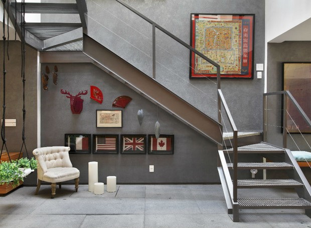 DIY: Crie seu Próprio Arranjo de Quadros na Escada