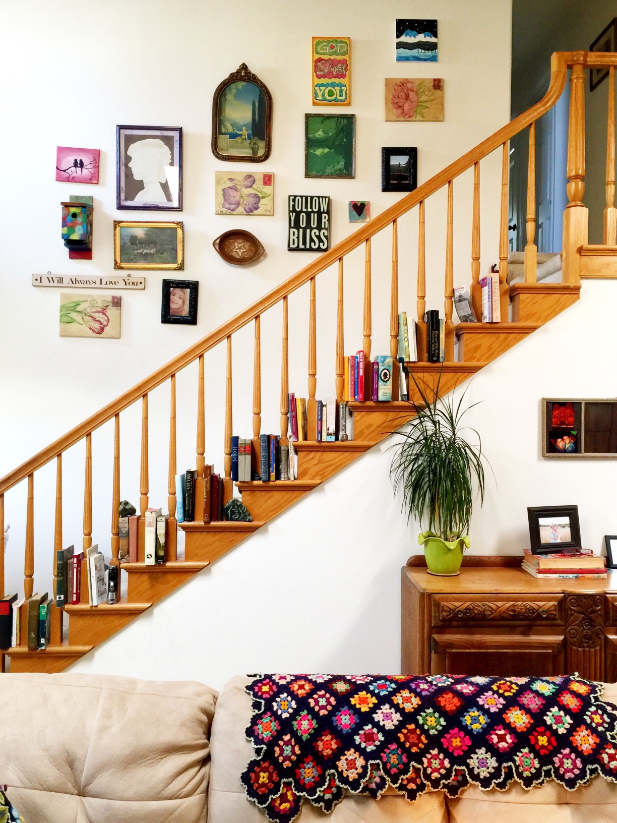 ideias de decoração com quadros na escada