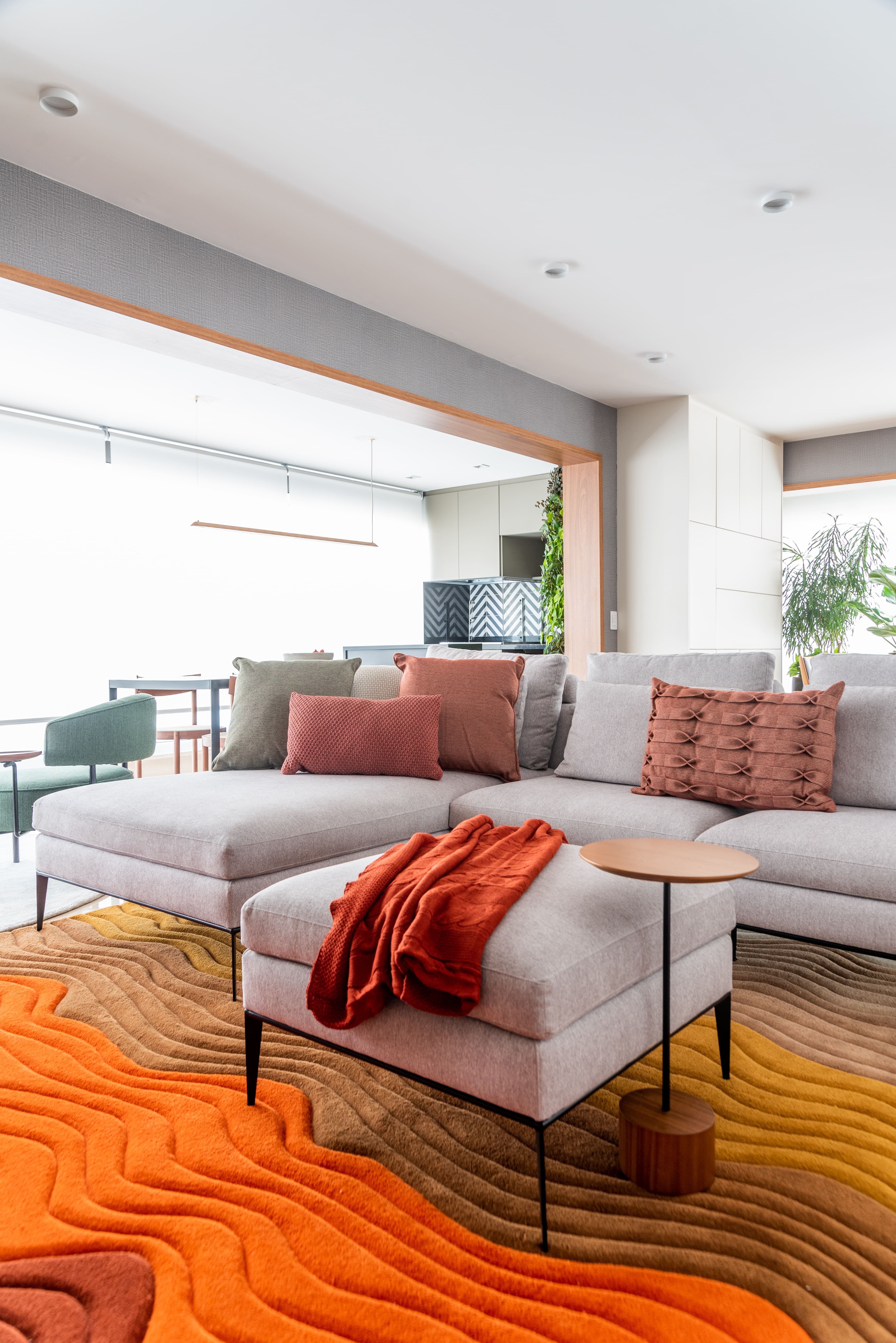 Decoração de Corredores: O Poder dos Tapetes Coloridos e da Iluminação