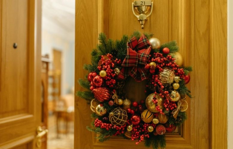 10 Ideias de Decoração de Porta de Natal Gastando Menos de R$ 50
