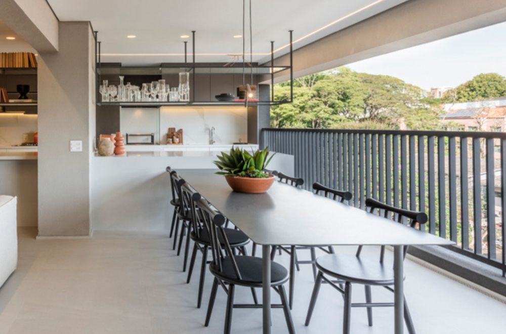 5 ideias de títulos:
1. Sacada Gourmet Multifuncional: Transforme seu Espaço em 2026
2. Tendências de Decoração para Varandas Gourmet Modernas
3. Como Otimizar sua Sacada Gourmet Pequena com Móveis Inteligentes
4. Revestimentos e Iluminação: O Toque Final para sua Varanda Gourmet
5. Integração e Conforto: O Guia Definitivo para sua Sacada Gourmet