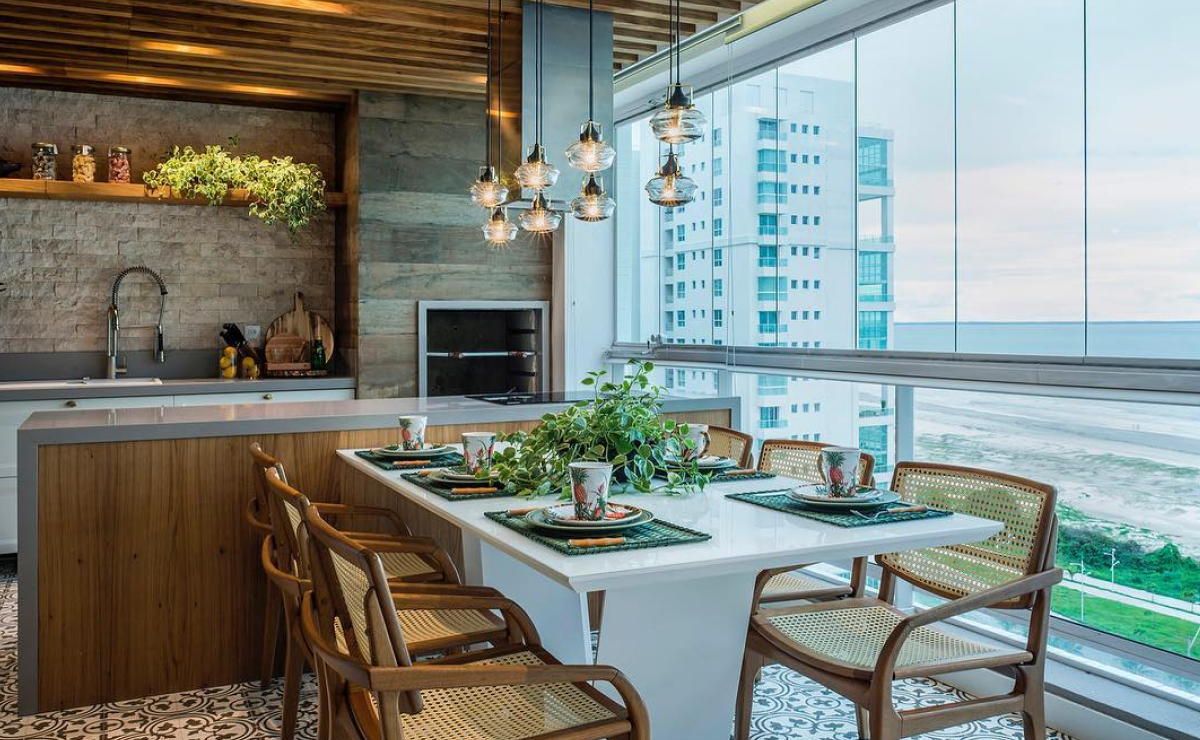 5 ideias de títulos:
1. Sacada Gourmet Multifuncional: Transforme seu Espaço em 2026
2. Tendências de Decoração para Varandas Gourmet Modernas
3. Como Otimizar sua Sacada Gourmet Pequena com Móveis Inteligentes
4. Revestimentos e Iluminação: O Toque Final para sua Varanda Gourmet
5. Integração e Conforto: O Guia Definitivo para sua Sacada Gourmet