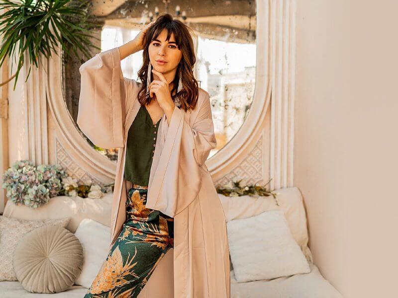 Acessórios boho: colares em camadas e bolsas de franja