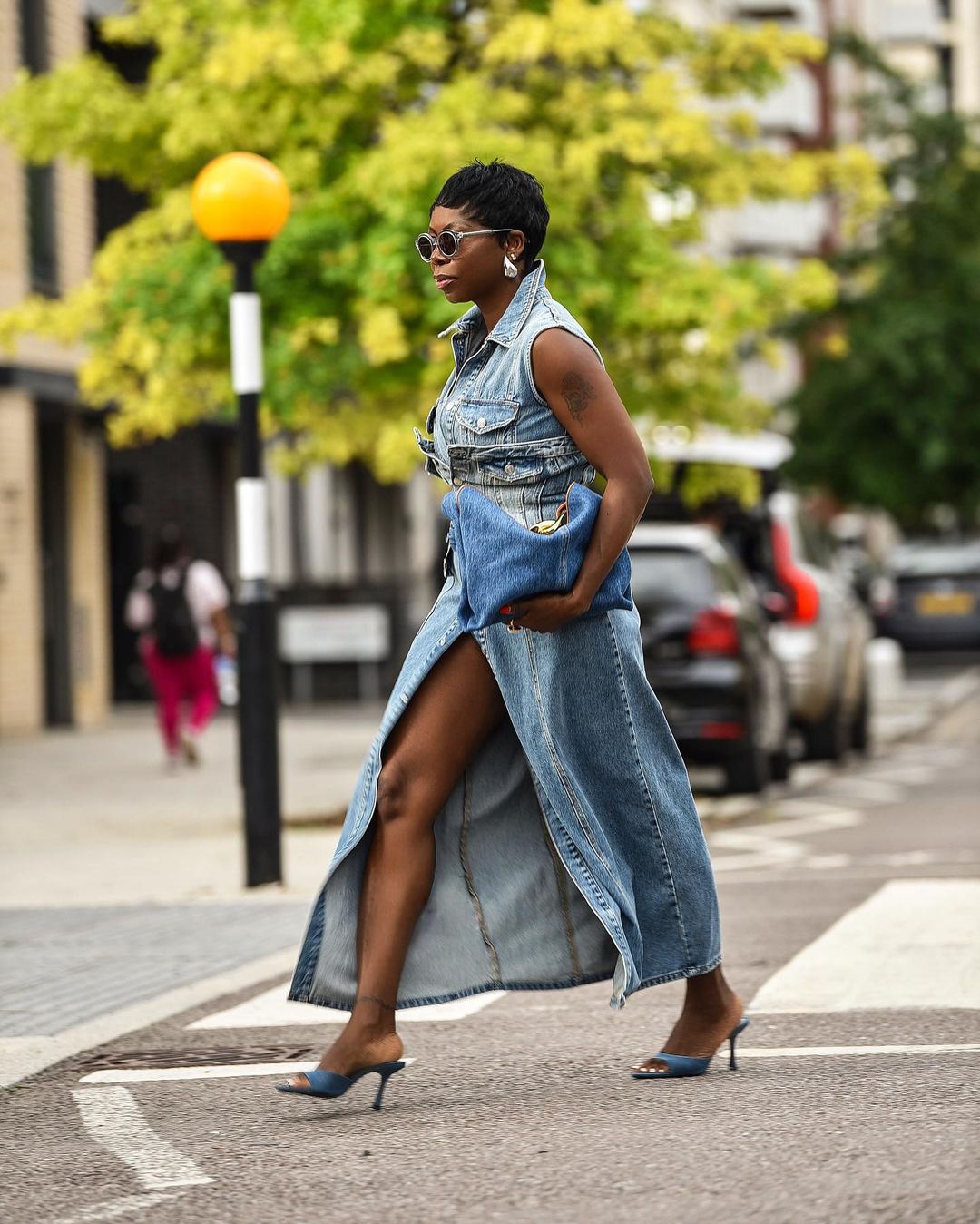 Como combinar texturas em looks monocromáticos