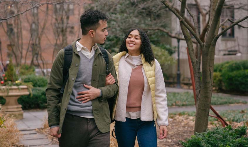 A Cor Vermelha no Look: Poder e Romance para o seu Encontro