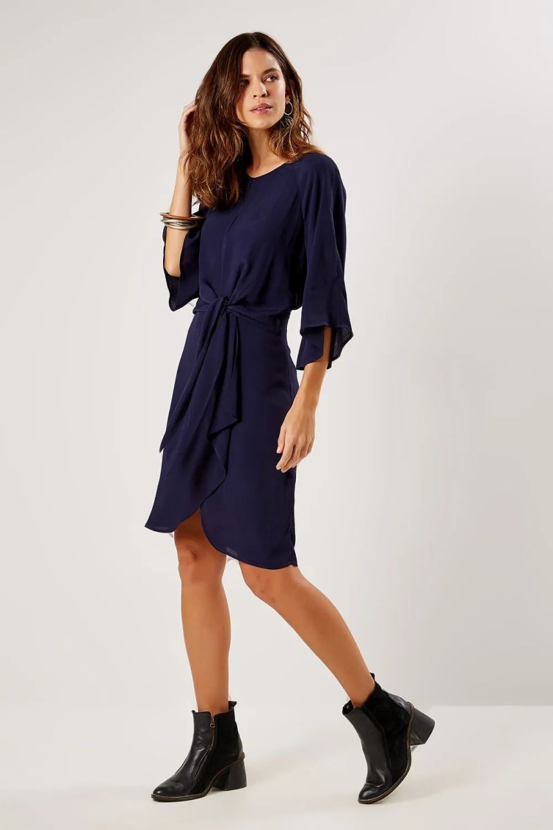 O Poder do Vestido Midi para um Jantar Elegante