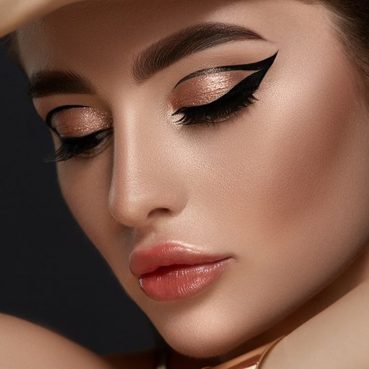 Delineados Assimétricos: Ouse na maquiagem de Ano Novo 2026