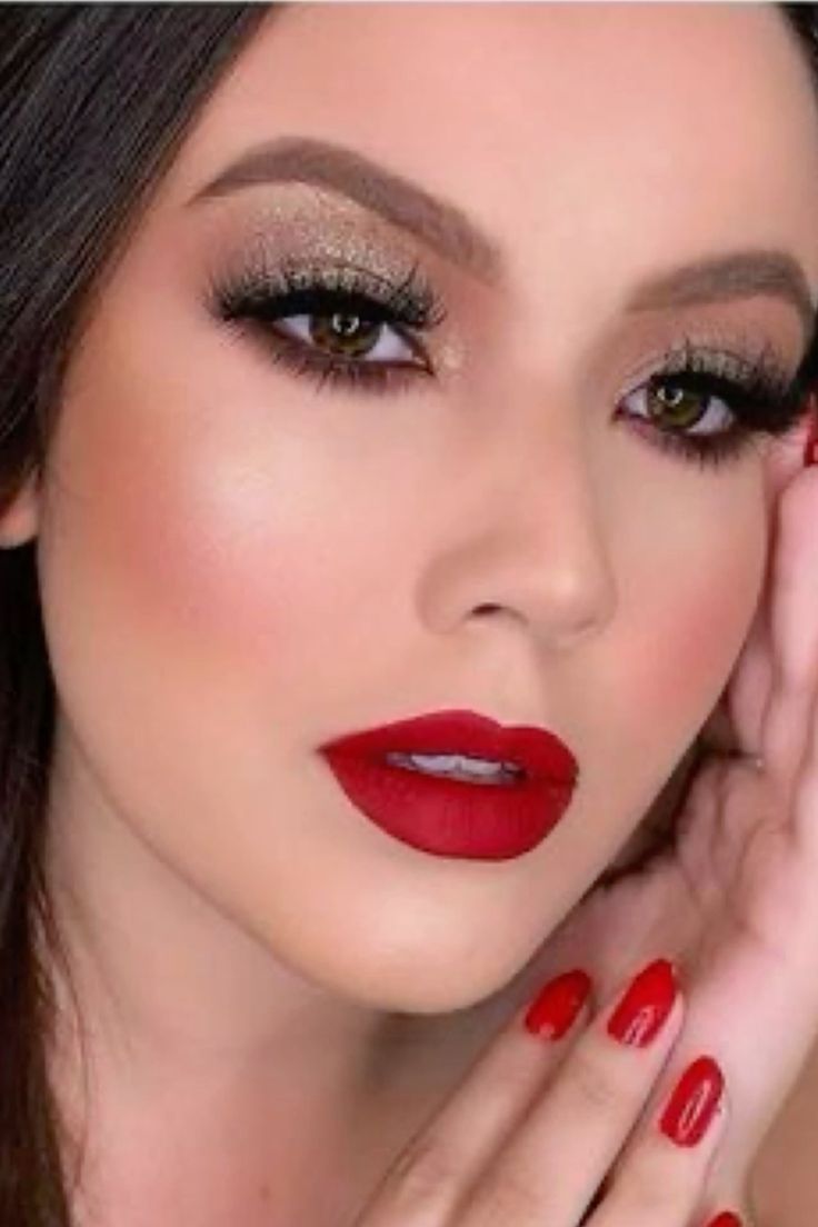 Como criar o efeito 'Brilho Cósmico e Glacial' na maquiagem de Ano Novo