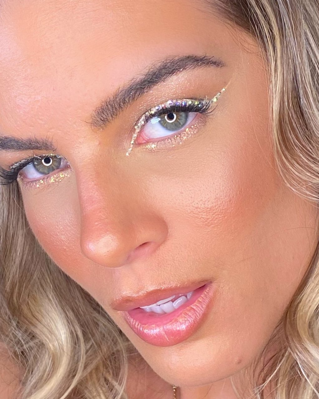 Delineados Assimétricos: Ouse na maquiagem de Ano Novo 2026