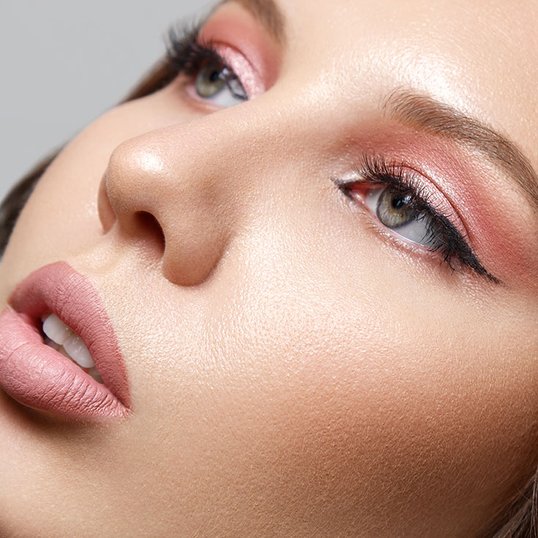 Guia completo da maquiagem 'Glow' para um look radiante