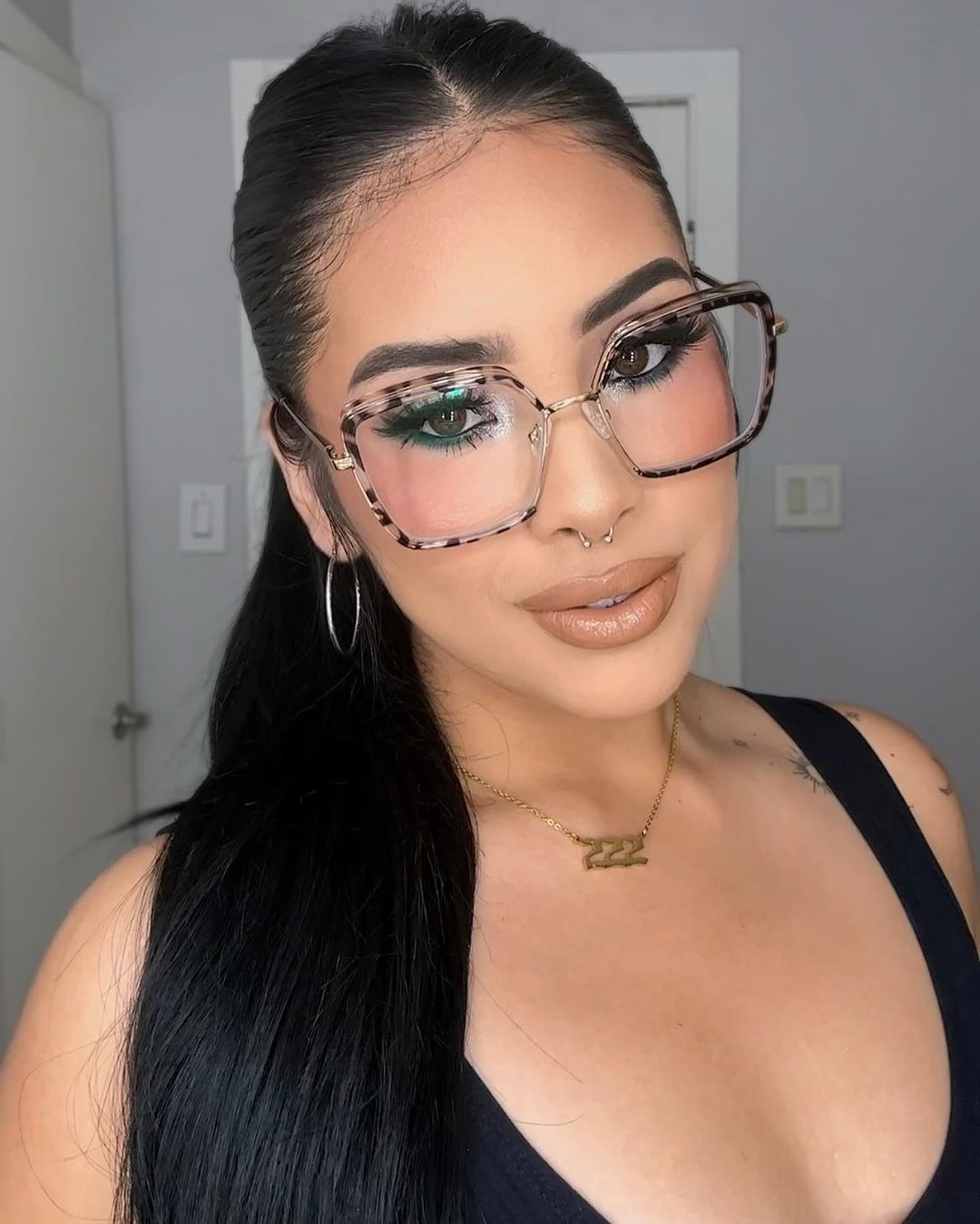 ideias de maquiagem para quem usa óculos