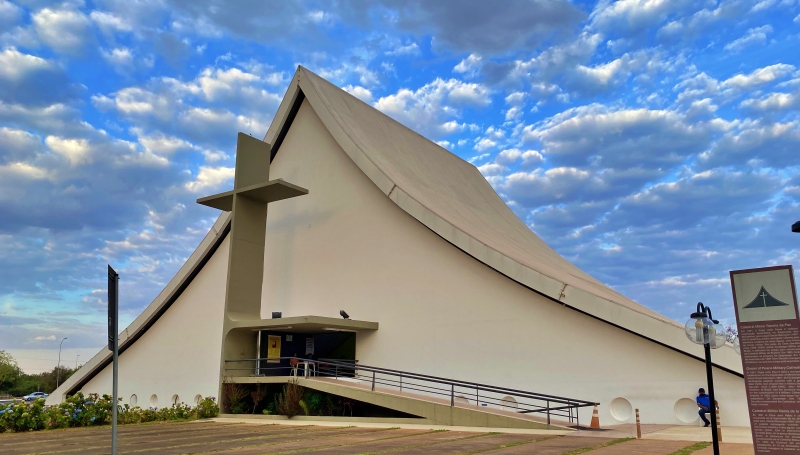 Como a Arquitetura de Shoppings Influencia Igrejas Evangélicas em Brasília