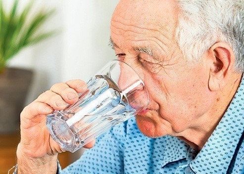5 Sinais de Desidratação em Idosos que Você Não Pode Ignorar