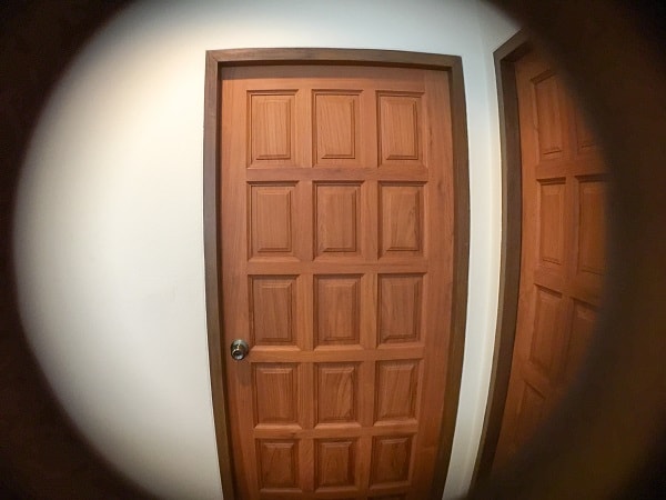 instalar olho mágico porta madeira