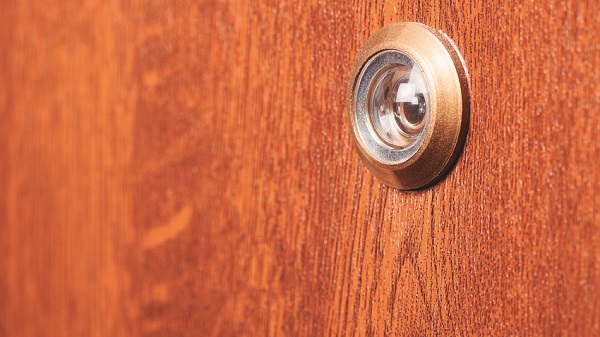 instalar olho mágico porta madeira