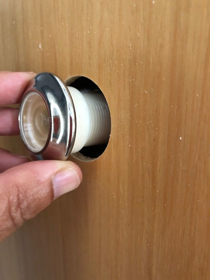 instalar olho mágico porta madeira