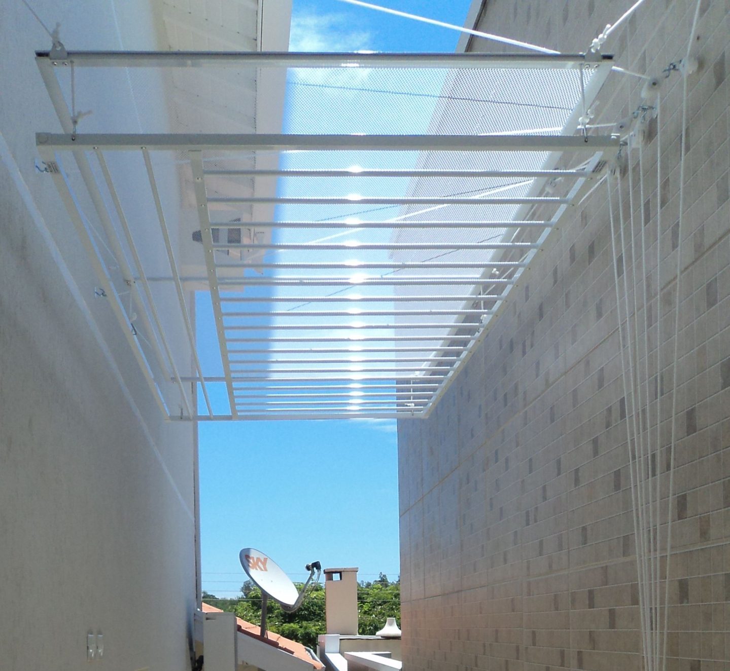 Tipos de Varal de Teto: Alumínio vs. Aço; Como Escolher o Varal Ideal para sua Lavanderia; Segurança na Instalação de Varal em Teto de Gesso; Ferramentas Essenciais para Instalar um Varal de Teto; Manutenção e Cuidados com o Varal de Teto