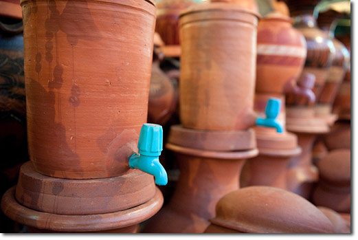 irrigação de horta com pote de barro