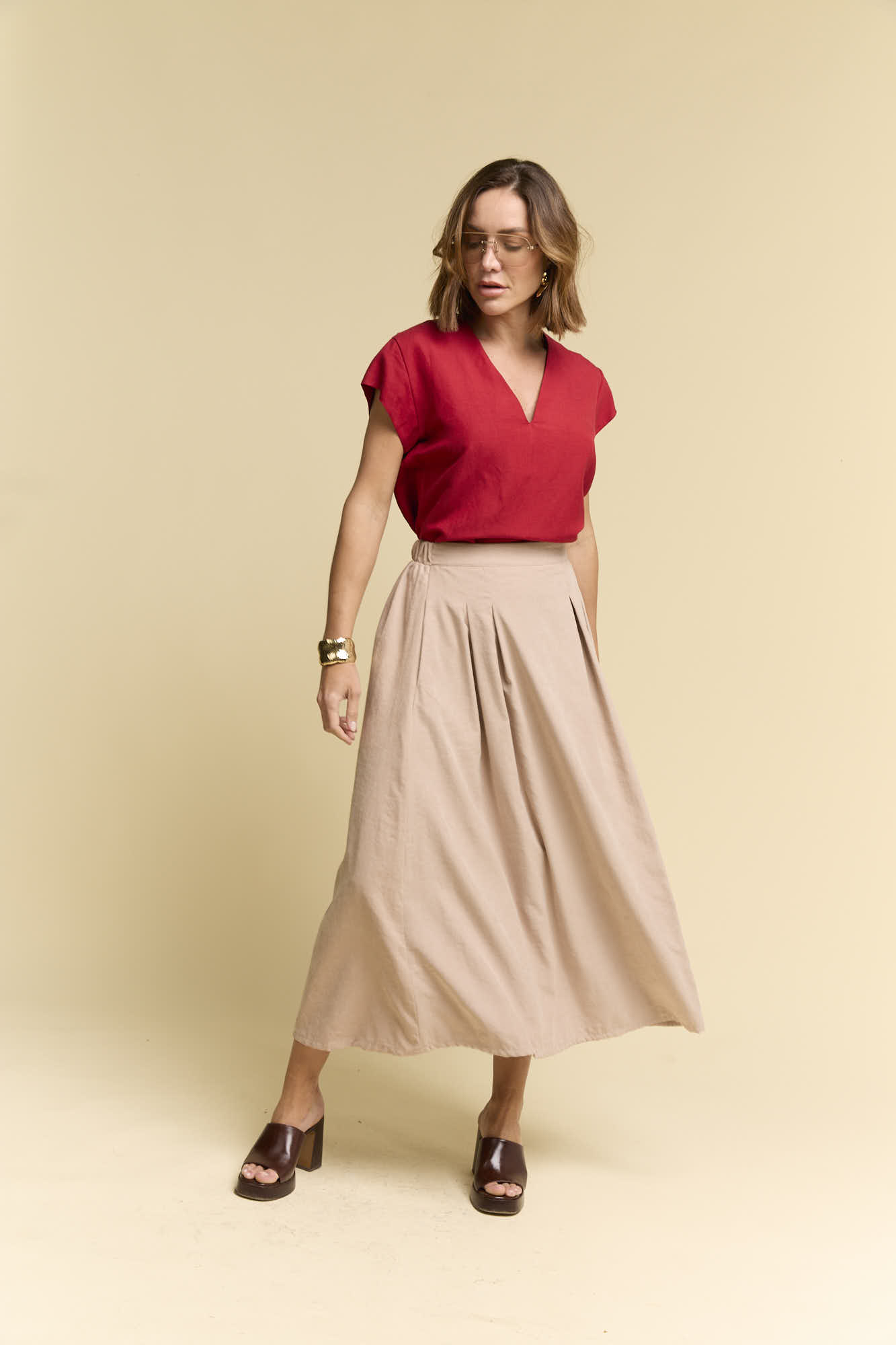 A história da saia de pregas na moda