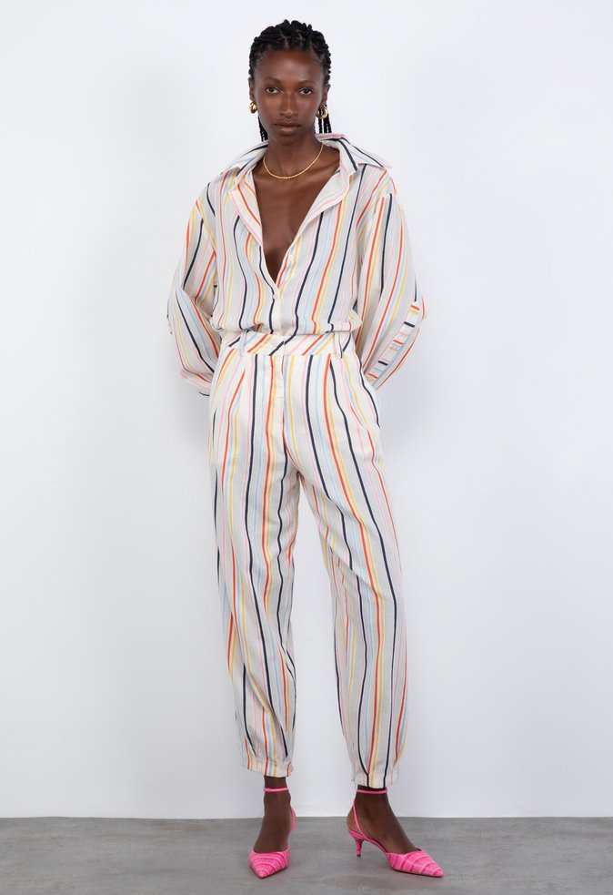 Looks de inverno com calça de alfaiataria colorida