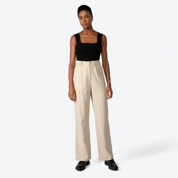 Como combinar calça de alfaiataria colorida com tênis