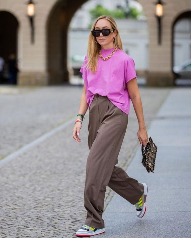 Como combinar calça de alfaiataria colorida com tênis