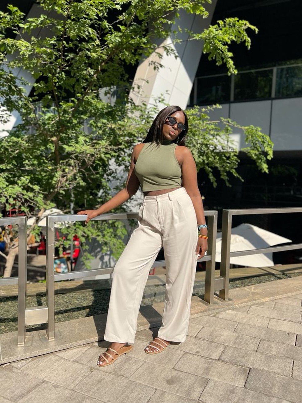 looks com calça cargo feminina